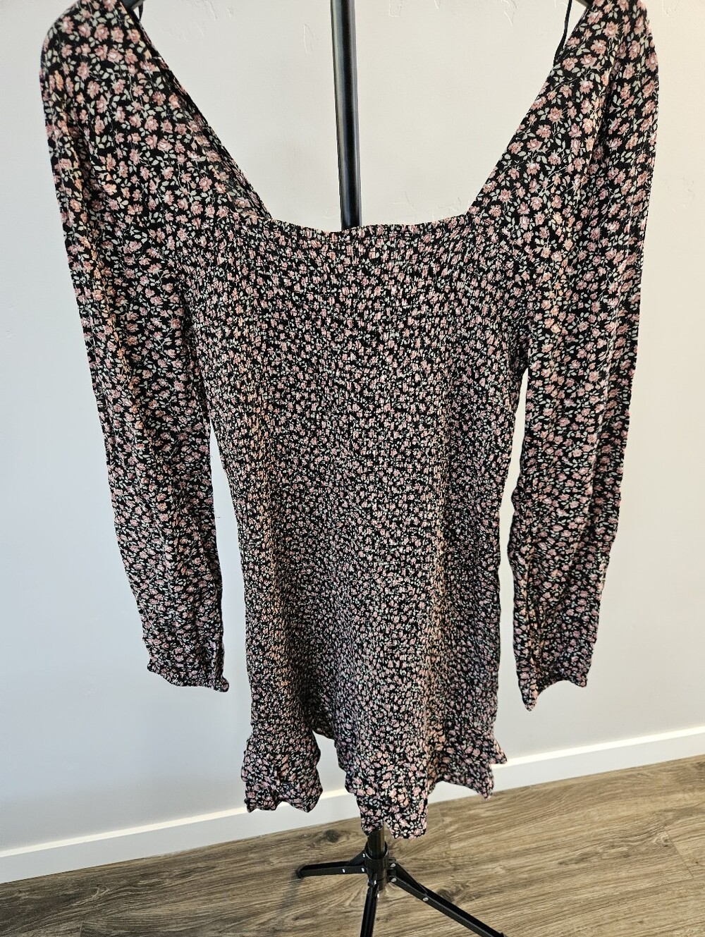West of Melrose Garden Party Smocked Ruffle Hem. Size M - Picture 5 of 6